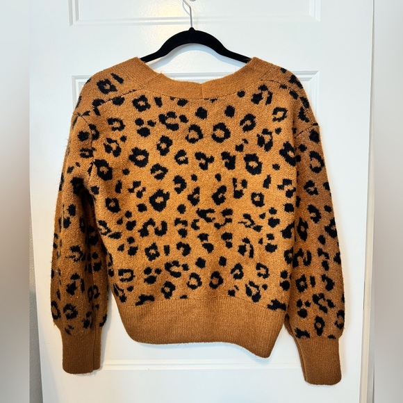 Old Navy Leopard V Neck Sweater Size XS - Picture 2 of 5